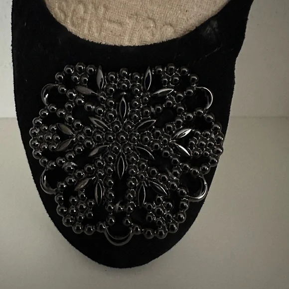 Tahari Black Velvet Flats with Ornate Design
Size 10M - Picture 1 of 5